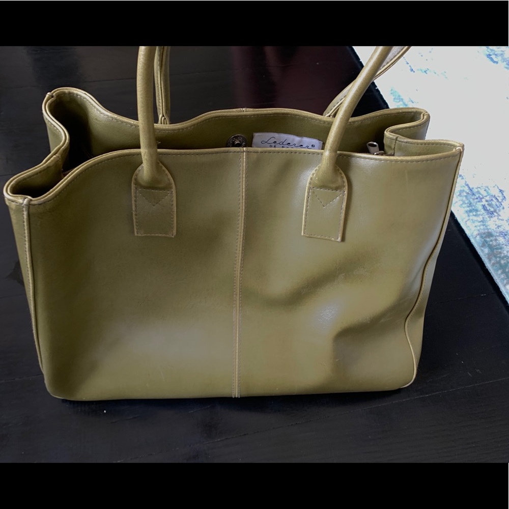 Lederer navy green shoulder bag.